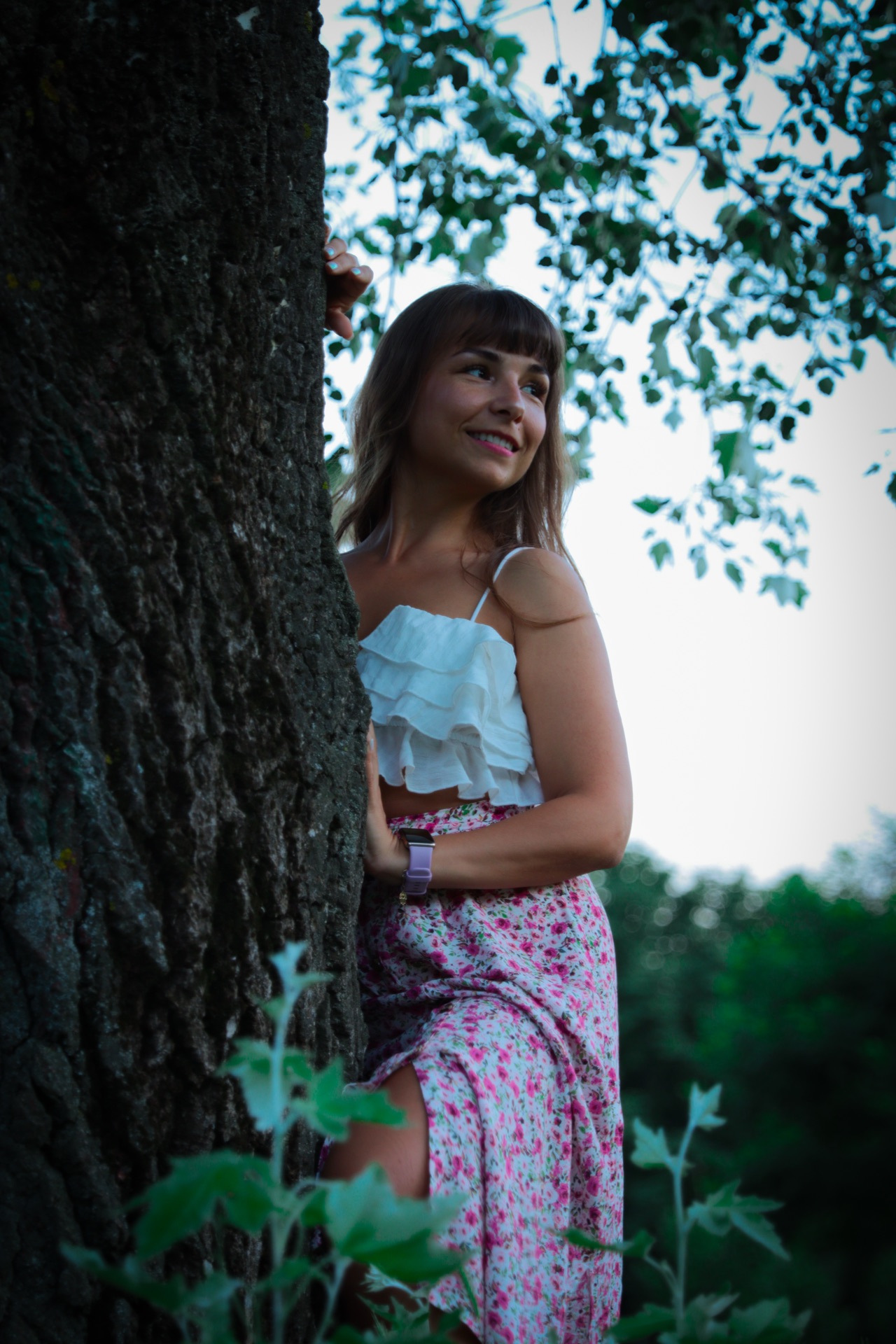 Portret în lumină naturală, fundal simplu, privire directă